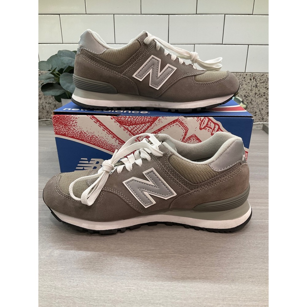 NEW IN BOX NEW BALANCE 574 CORE CLASSIC SNEAKERS WOMENS GREY AND WHITE